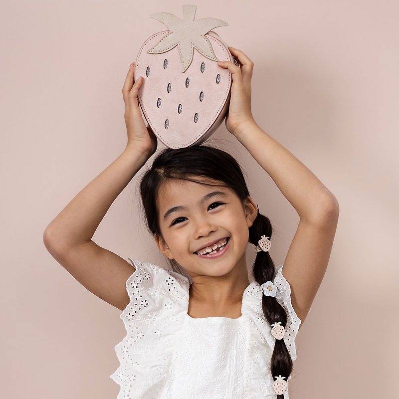 英國Mimi & Lula SS24_鬱金香花季_粉嫩草莓造型側背包 - 嬰兒飾品 - 聚酯纖維 