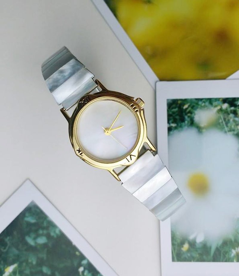 【Lost And Find】Mother of pearl shell watch - นาฬิกาผู้หญิง - เครื่องเพชรพลอย สีเงิน