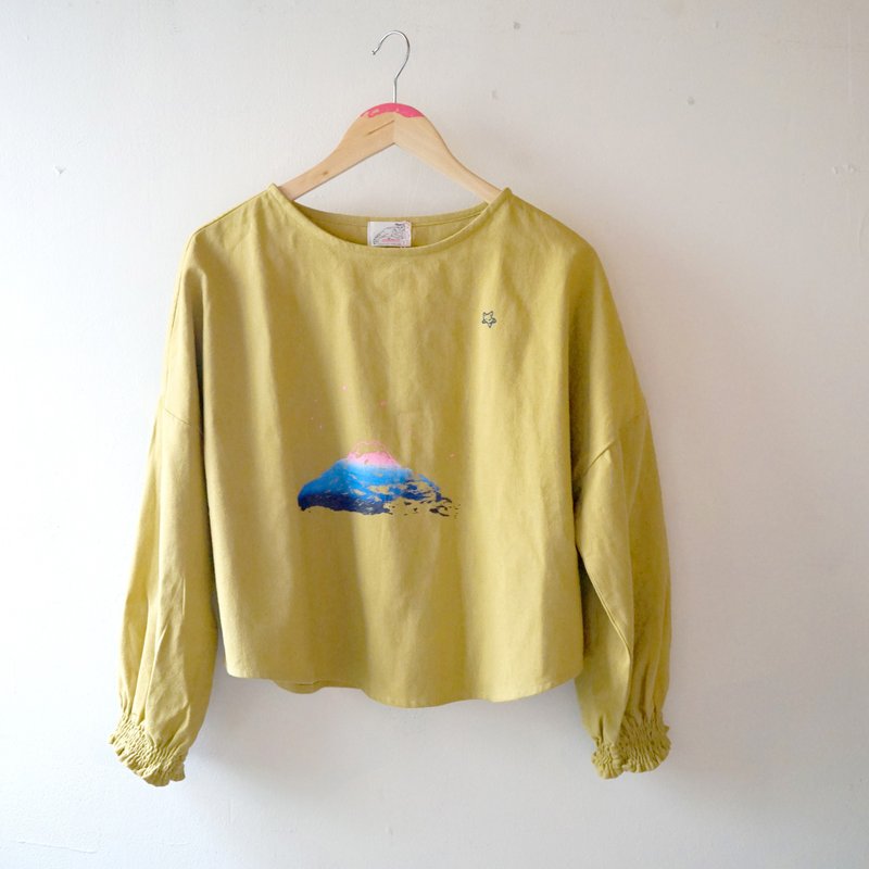 山 / 唱一首歌 芥黃手工印花皺皺袖舒服上衣 - 女上衣/長袖上衣 - 棉．麻 卡其色