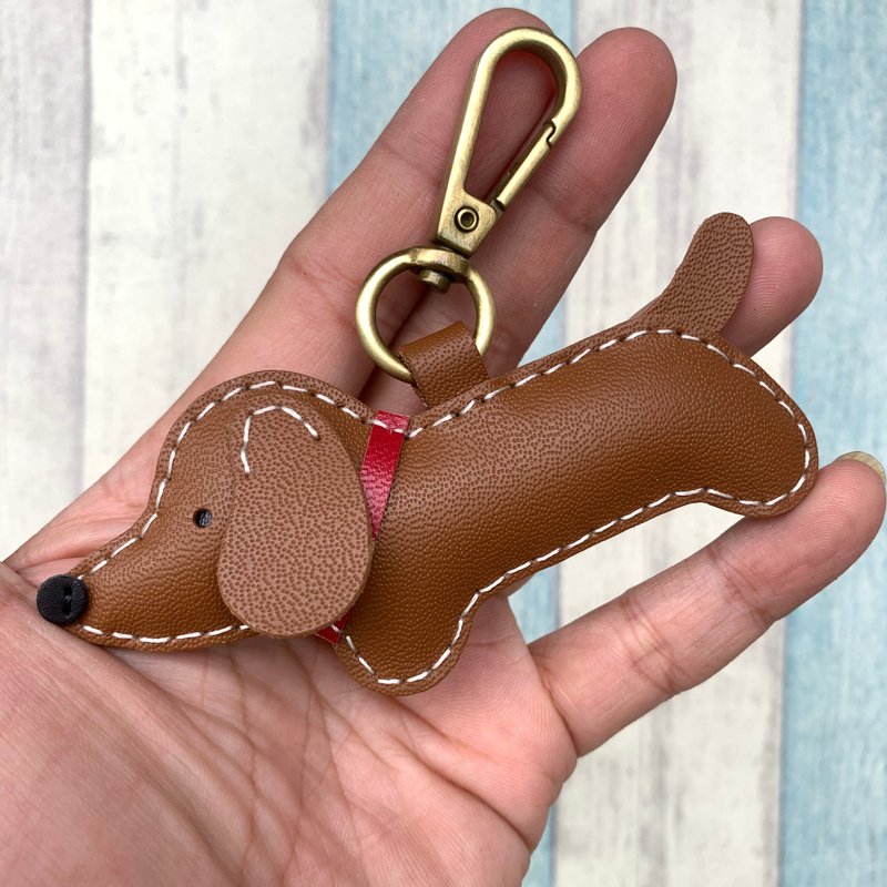 Healing little thing brown cute dachshund dog hand-stitched keychain small size - ที่ห้อยกุญแจ - หนังแท้ สีนำ้ตาล