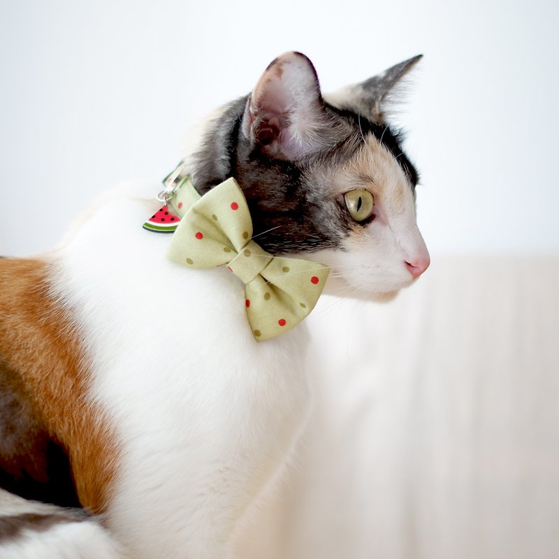 Polka-dot of summer - ปลอกคอนิรภัยแมวต้อนรับหน้าร้อนสีเขียวลายจุด พร้อมจี้แตงโม  - ปลอกคอ - ผ้าฝ้าย/ผ้าลินิน สีเขียว