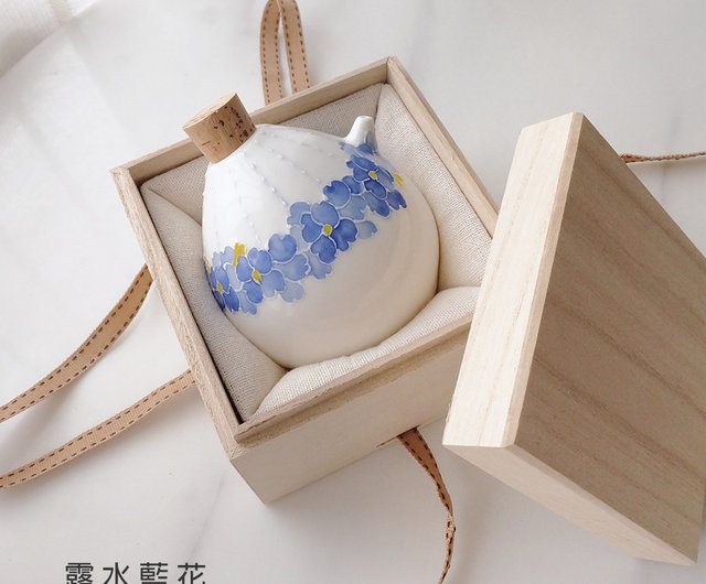 ハンドメイド。エンボス加工された花柄の手描き水滴型小瓶ギフト