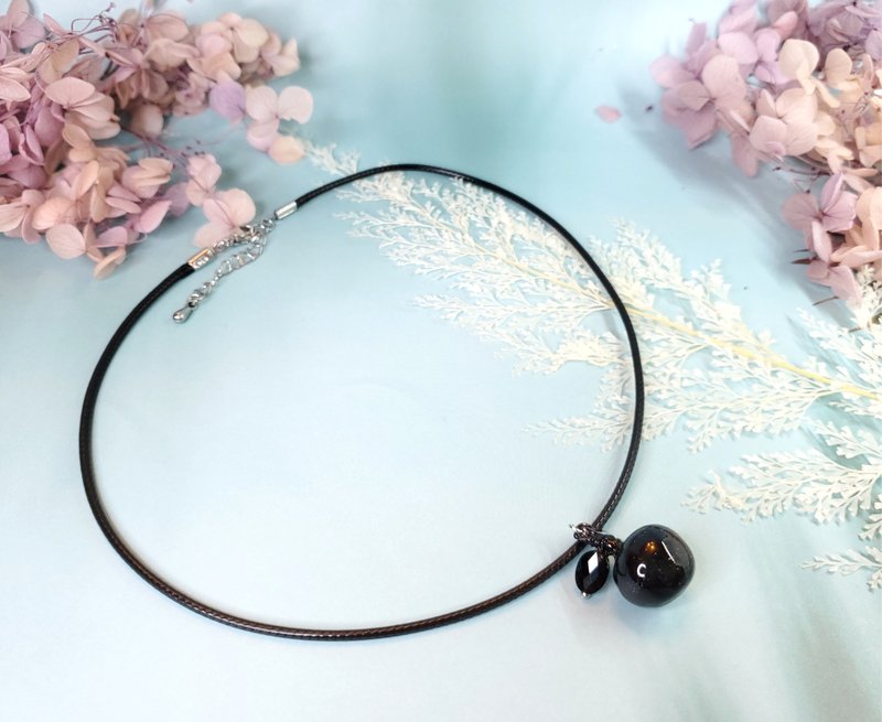 Black Queen Flower Liquid Resin Apple Simple Necklace - สร้อยคอ - เรซิน สีดำ