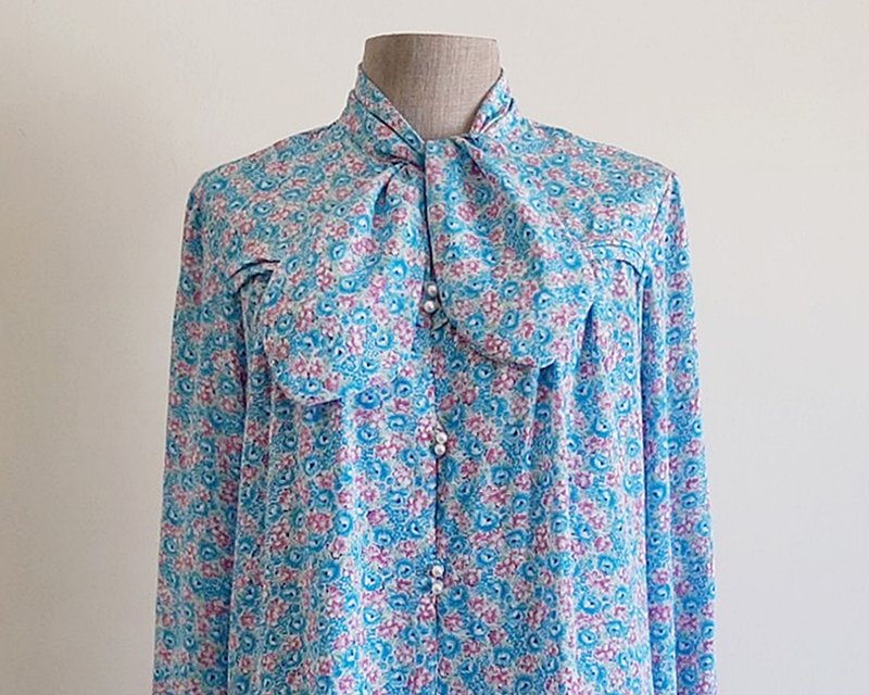 Vintage Pink Blue Floral Print Blouse - เสื้อผู้หญิง - เส้นใยสังเคราะห์ สีน้ำเงิน