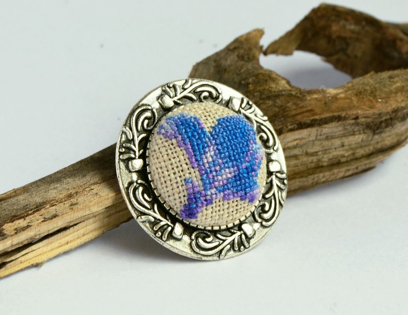 藍色花朵刺繡胸針 送給女性的最佳聖誕禮物 十字繡圓形花朵胸針 - 胸針 - 繡線 藍色