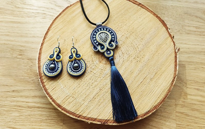 Blue tassel necklace and earrings, Boho Mandala Necklace, Soutache jewelry set - สร้อยคอยาว - วัสดุอื่นๆ สีน้ำเงิน