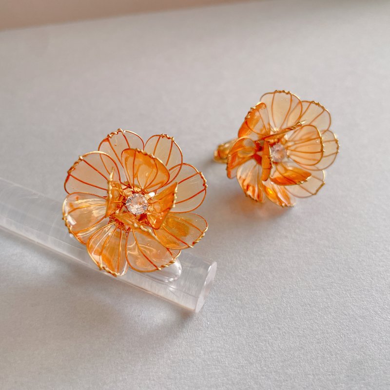 Wire resin flower direct type. Orange color - Earrings & Clip-ons - Resin Orange