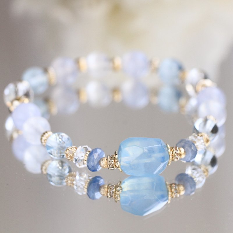 Aquamarine, Topaz, Moonstone, Clear Quartz Irregular Large Blue Crystal Bracelet for Health and Stress Relief - สร้อยข้อมือ - คริสตัล สีน้ำเงิน