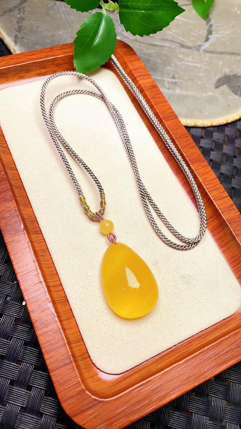 原創手工客製天然蜜蠟水滴吊墜 色澤油潤 規格32.2×21.7×12.5mm - 吊飾/掛飾 - 水晶 