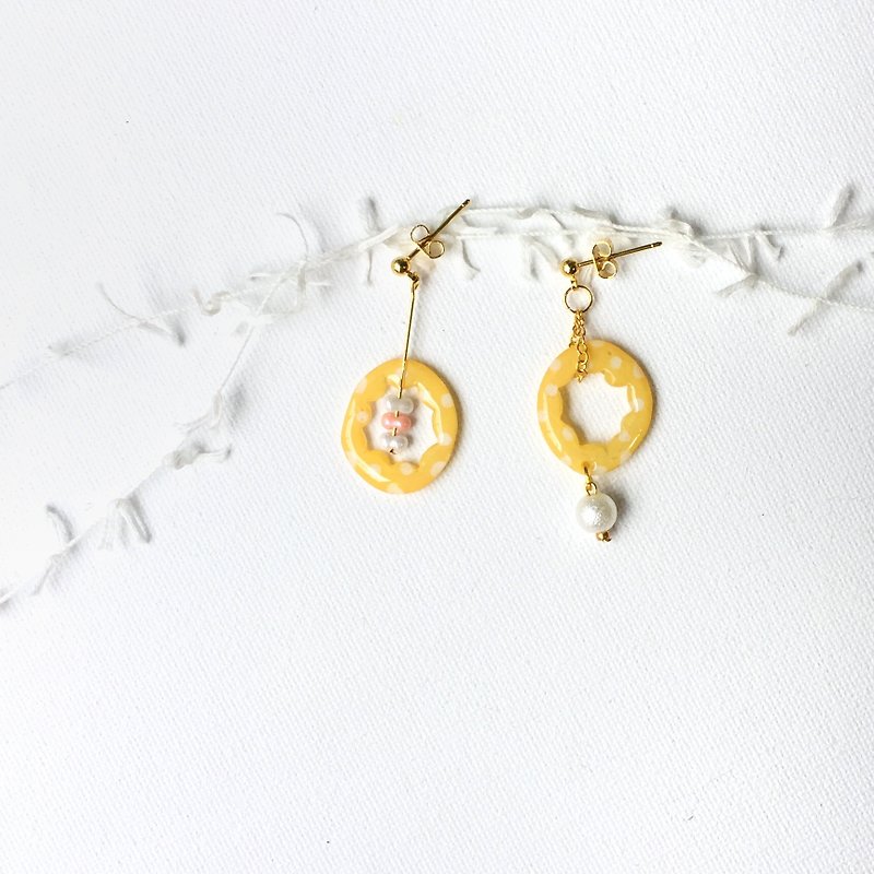 Little hot air balloon clip/pin earrings - Earrings & Clip-ons - Resin Yellow