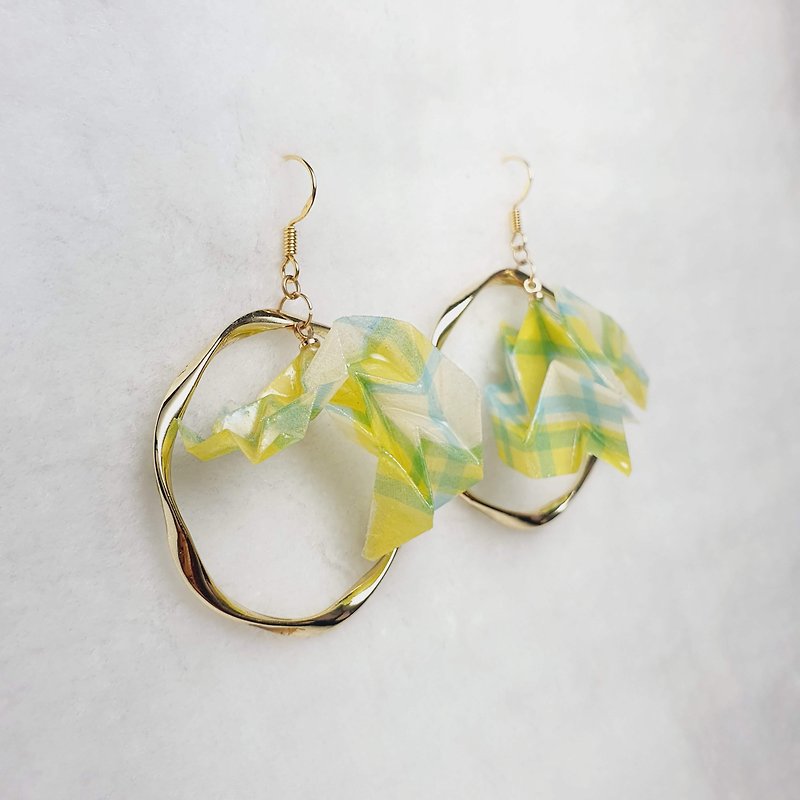 Decoration brand creation moon light lemon yellow green Japanese Yuzen paper origami gold ring ear hook can be changed to ear clip - ต่างหู - กระดาษ สีเขียว