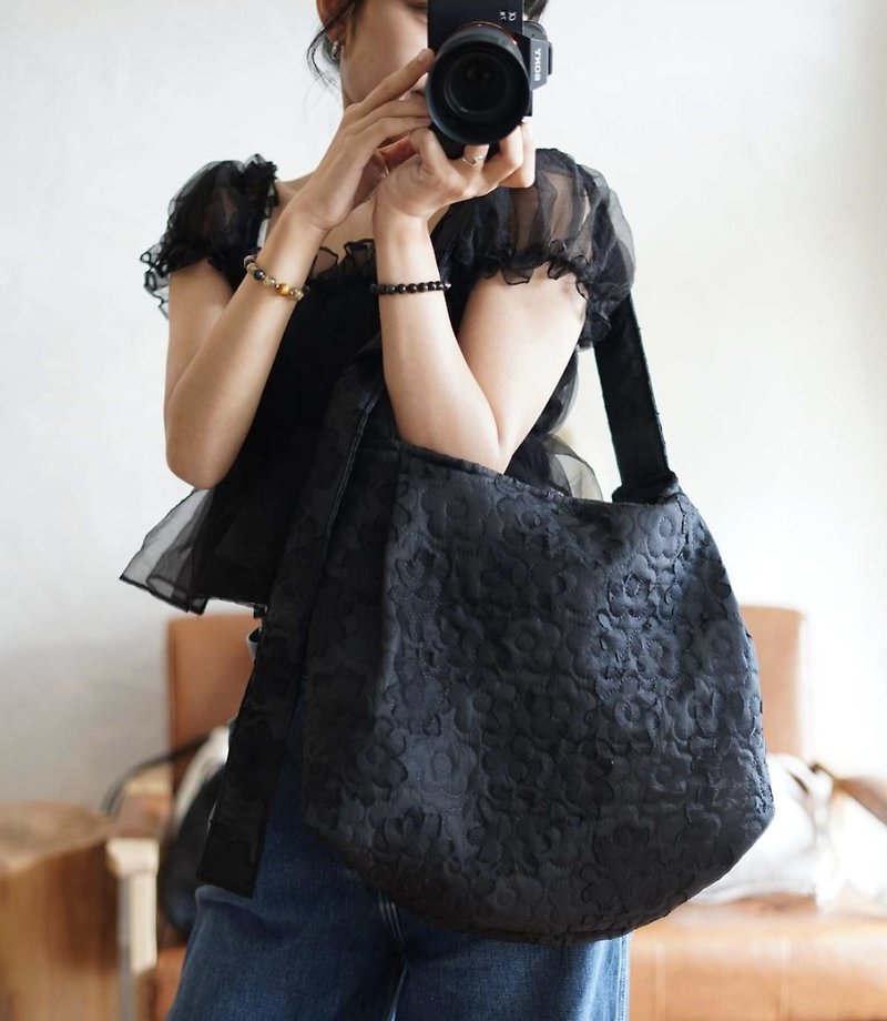 Black lace floral quilted knotted diagonal slim bag - กระเป๋าแมสเซนเจอร์ - วัสดุอื่นๆ สีดำ