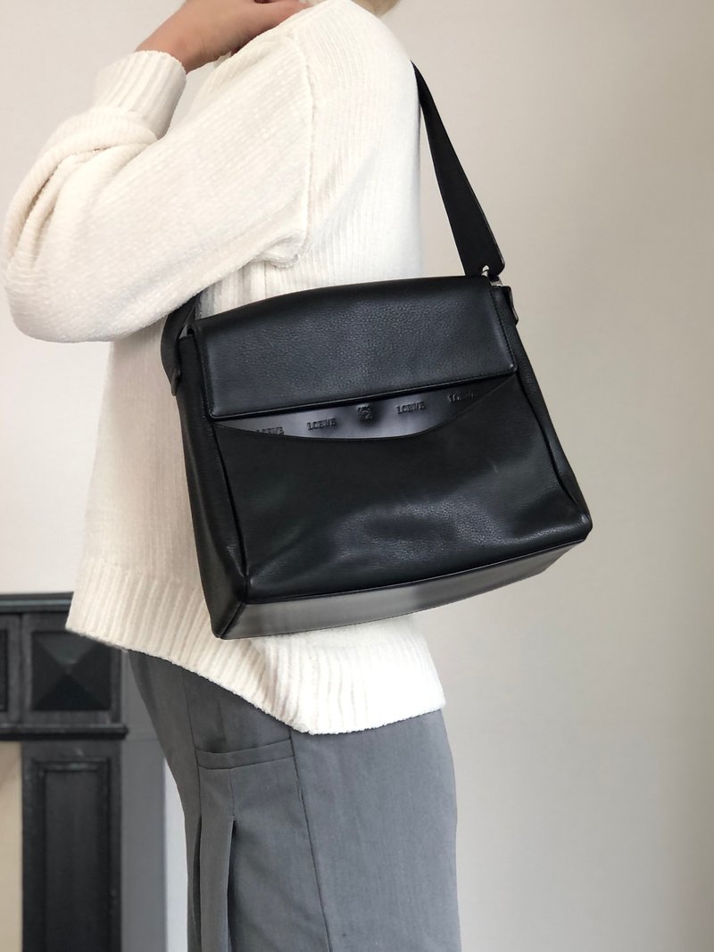【 日本直送　名牌中古包 】LOEWE ロエベ ショルダーバッグ ブラック ロゴ型押し レザー vintage ヴィンテージ オールド ni55eb - 側背包/斜背包 - 真皮 黑色