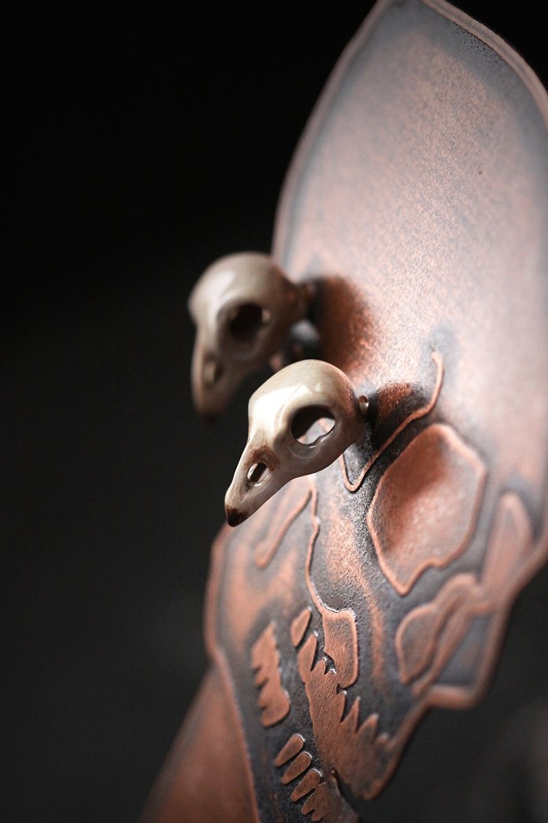 Bird Skull Stud Earrings. (Hand painted) - 耳環/耳夾 - 其他金屬 