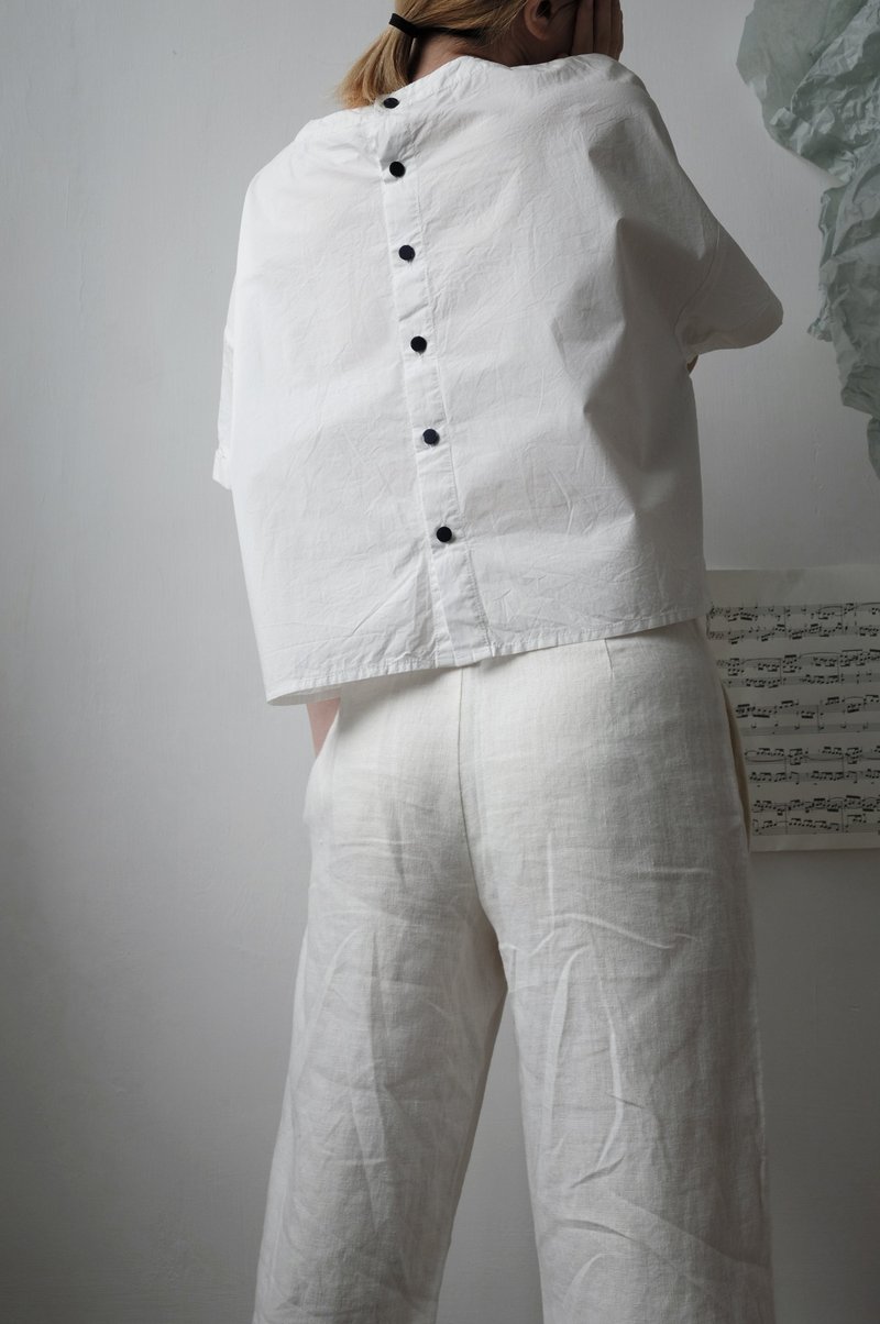 cotton top WHITE 白色拼藍扣後開襟寬鬆上衣 - 女上衣/長袖上衣 - 棉．麻 白色