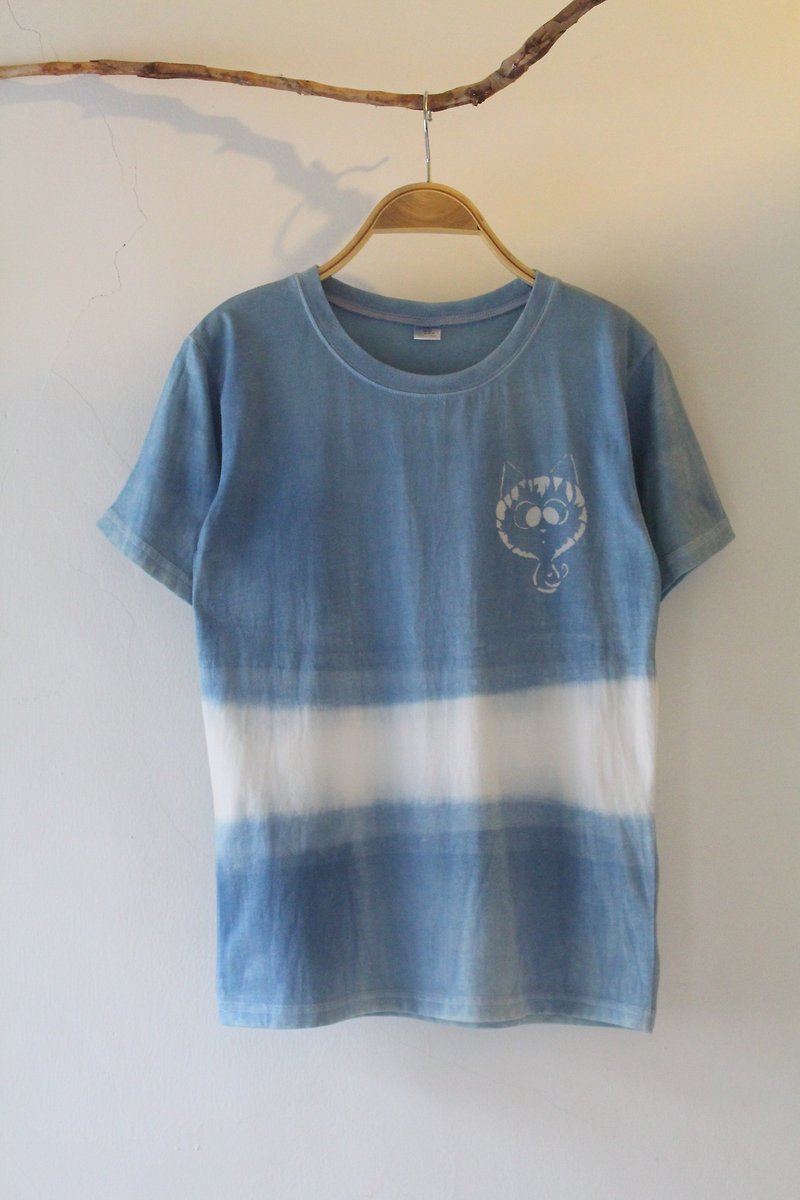 Free to stain isvara handmade blue dye daily cat series white cat cotton T-shirt - เสื้อฮู้ด - ผ้าฝ้าย/ผ้าลินิน สีน้ำเงิน