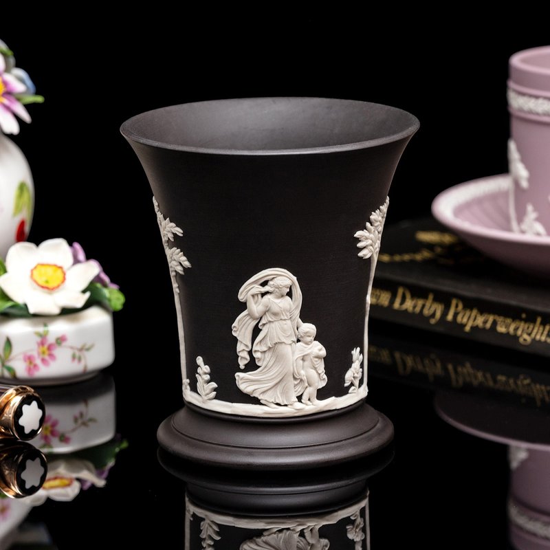 稀有玄武岩 Wedgwood 1968年古典浮雕 黑色神話陶瓷花瓶 - 花瓶/花器 - 瓷 