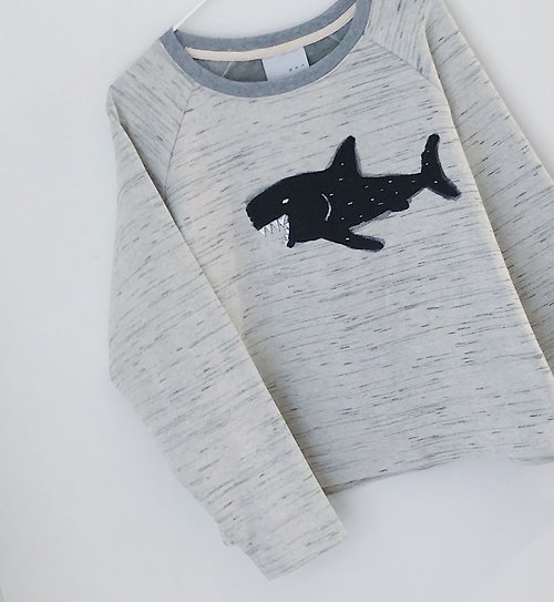 WASHINGMACHINE’s vacation Naughty SHARK Crop Top / Light Gray Sweatshirt