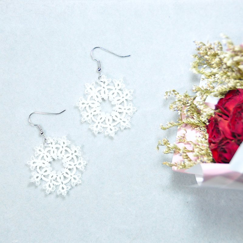 【訂製】雪花 耳環 珍珠白 Tatting Snowflake Earrings - 耳環/耳夾/耳骨夾 - 繡線 白色