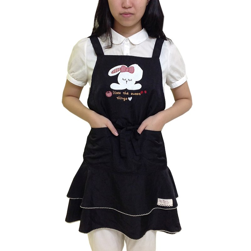 【BEAR BOY】絲光綿3口袋圍裙-蘋果小兔-黑 - 圍裙 - 其他材質 