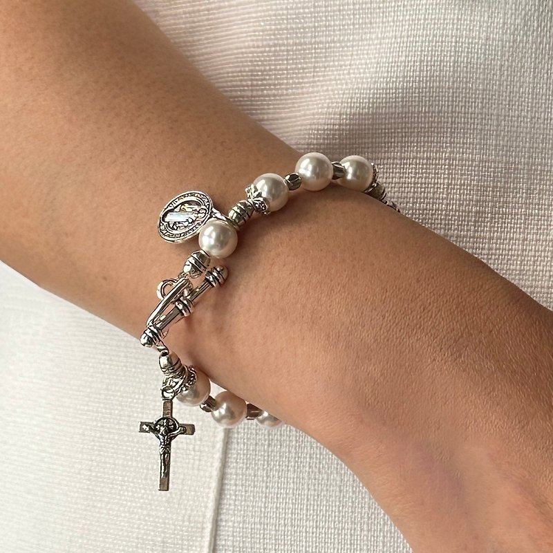 Catholic Bracelet Catholic Pearls Bracelet White Swarovski St.Benedict Crucifix - สร้อยข้อมือ - คริสตัล หลากหลายสี