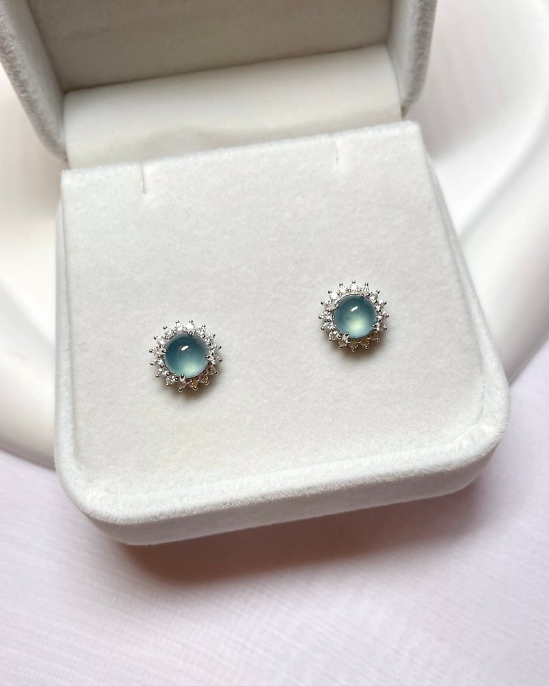 Ice Glass Sunflower Emerald Emerald Stud Earrings S925 Sterling Silver Plated with 18k Gold - Earrings & Clip-ons - Jade Blue
