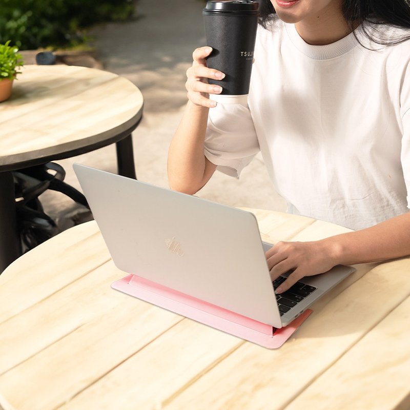 Flat | One-piece thin and light portable laptop holder that goes with you like a shadow - Rouge Peach - Computer Accessories - Other Materials 