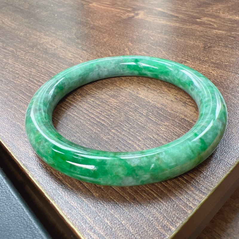 Floating Yang Green Jadeite Round Bone Bangle Bracelet | Circumference 18.5 | Natural Burmese Jadeite Grade A | Gift Idea - สร้อยข้อมือ - หยก หลากหลายสี