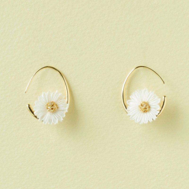 Daisy egg earrings/upcycled kimono accessories - ต่างหู - ผ้าไหม ขาว