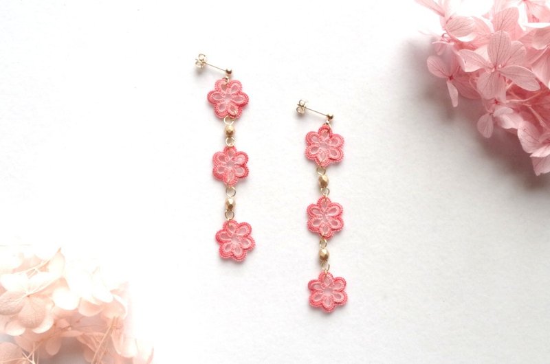 タティングレースのお花とチェコビーズのピアス・春麗 - 耳環/耳夾/耳骨夾 - 棉．麻 粉紅色