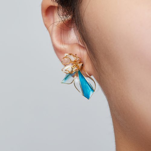 花、再び咲く - ハンドメイド樹脂イヤリング クリスタルフラワー