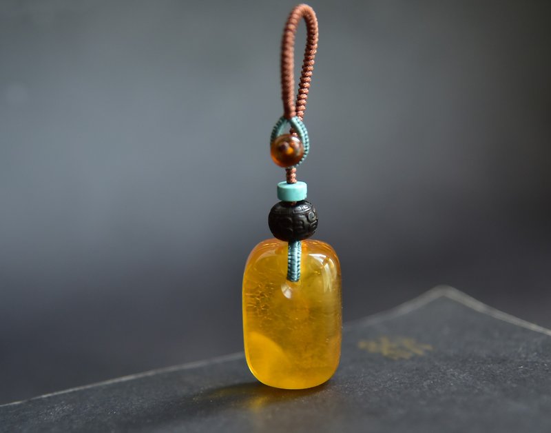 เครื่องเพชรพลอย พวงกุญแจ สีเหลือง - [Buckle safe] natural amber Wax with raw leather safe and sound card meaning car key charm