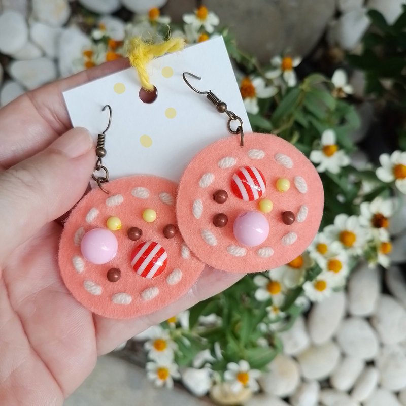 Handmade colorful free-form earrings with hand-stitching on felt with beads - 耳環/耳夾/耳骨夾 - 其他材質 