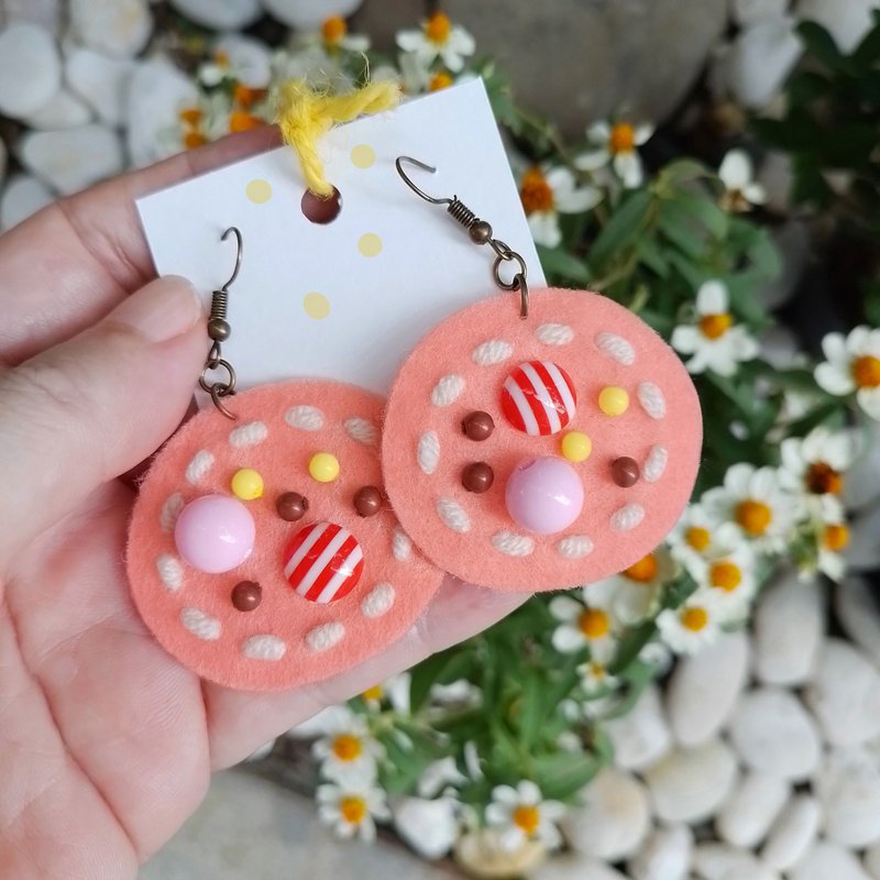 Handmade colorful free-form earrings with hand-stitching on felt with beads - 耳環/耳夾/耳骨夾 - 繡線 