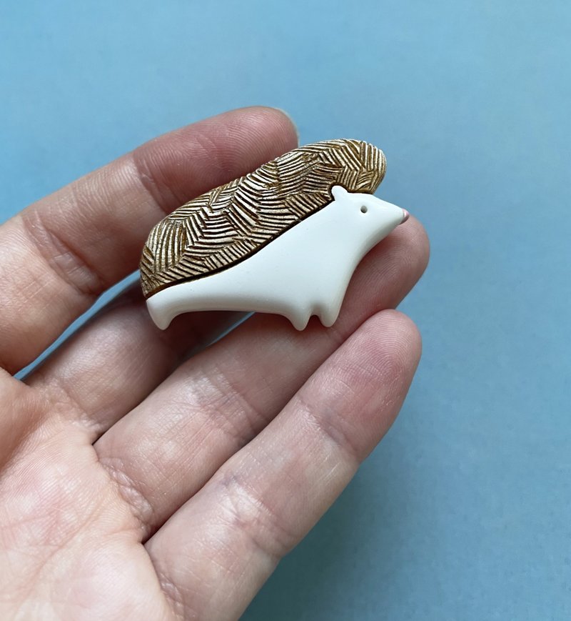 Ceramic Hedgehog Pin Brooch. Ceramic Jewelry - เข็มกลัด - ดินเผา ขาว