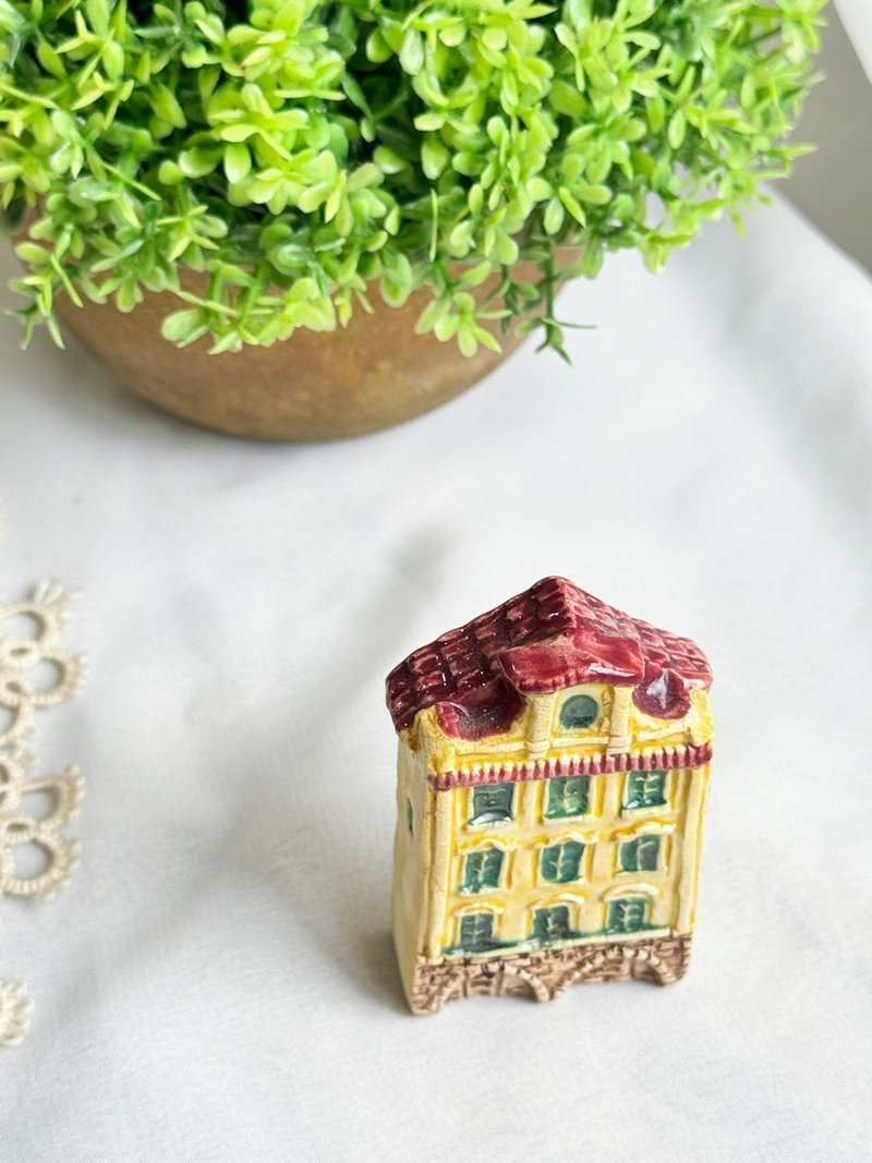 [Good Day Fetish] Vintage/antique hand-made clay hut in Prague, Czech Republic - ของวางตกแต่ง - ดินเผา สีทอง