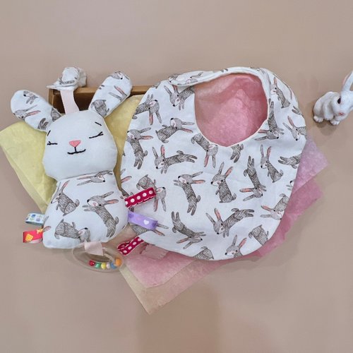 LaFiFi樂霏菲手作嬰幼兒精品&ZAKKA 彌月禮盒 兔兔樂園 贈送禮盒包裝與提袋 寶寶手搖鈴 圍兜