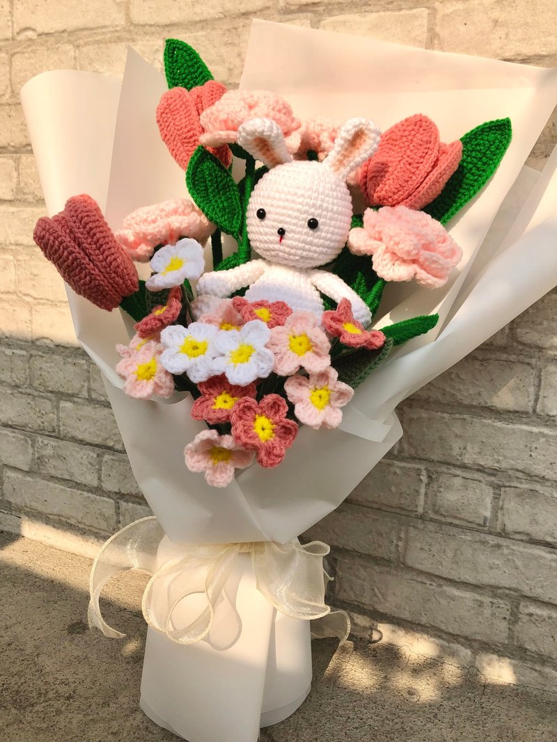 Crochet Bunny with Tulip Rose and Forget me not Flower Bouquet - 花藝/盆栽/植栽 - 其他材質 粉紅色