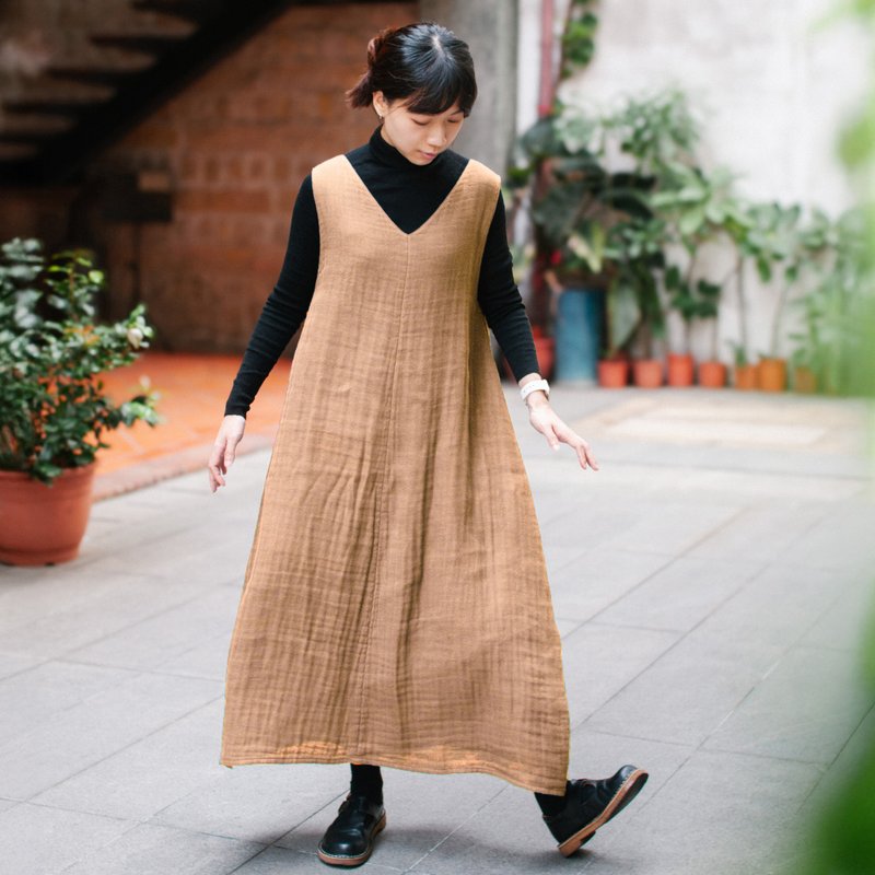 奈良紗_森徑微光背心洋裝_丁子 - 洋裝/連身裙 - 棉．麻 卡其色