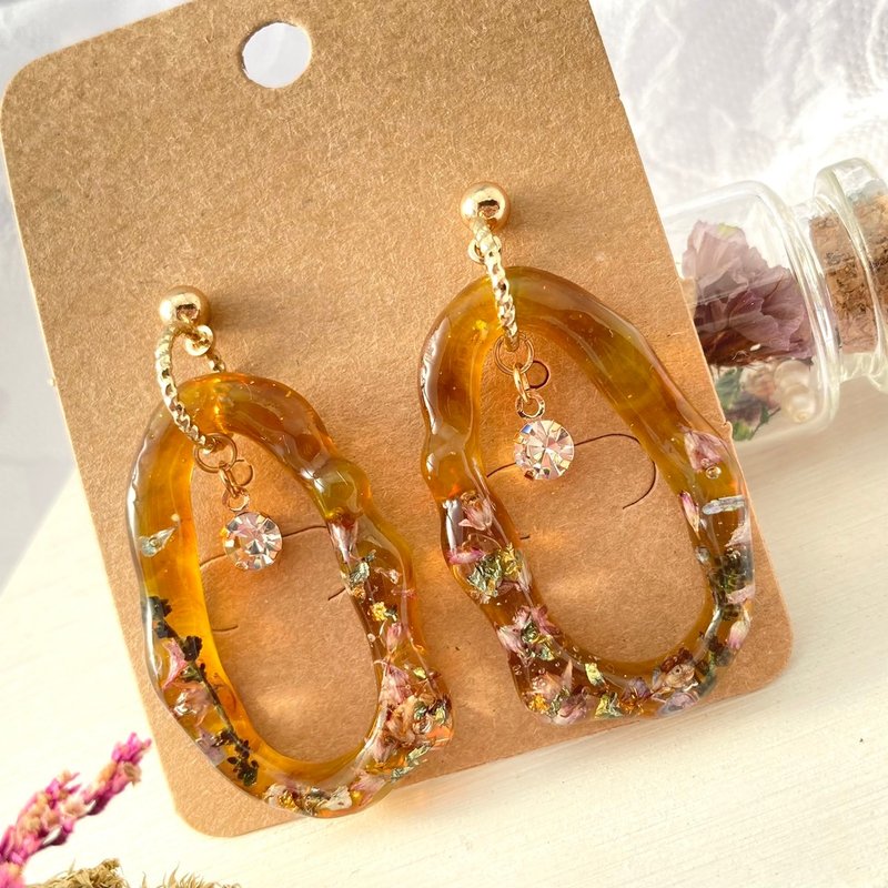 Tortoiseshell hoop earrings dried flowers brown wavy tortoiseshell natural - ต่างหู - เรซิน สีนำ้ตาล