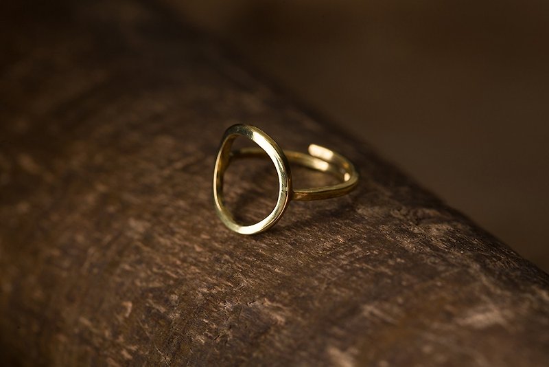 Circular 迴圈 可調式 黃銅戒指 Adjustable Brass Ring - 戒指 - 銅/黃銅 金色
