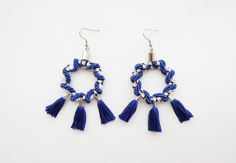 Navy blue circle earrings with navy blue tassels - ต่างหู - วัสดุอื่นๆ สีน้ำเงิน