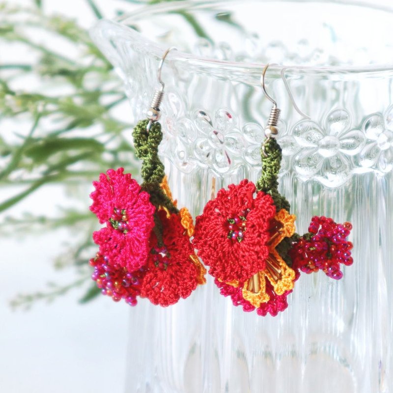 OYA crochet Earrings【BIJOU】Red Hibiscus - ต่างหู - งานปัก สีแดง