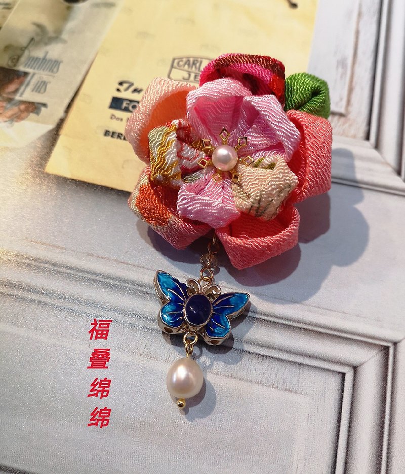 【Fine Craftsmanship】【Customized Gift】Peach Blossom Brooch Series - Fudie Mian Mian - เข็มกลัด - วัสดุอื่นๆ หลากหลายสี