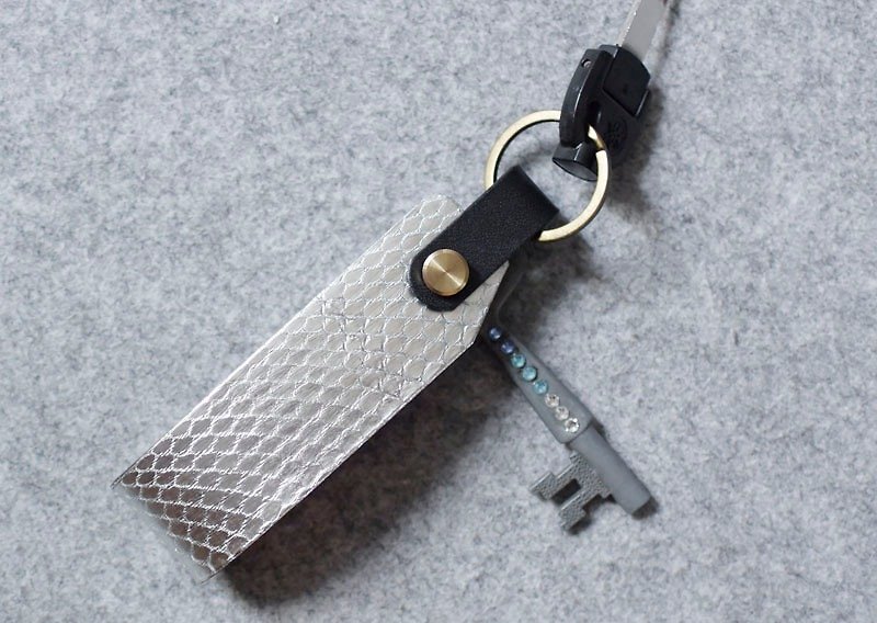 YOURS limited silver snakeskin simple thick design key ring - Keychains - Paper 