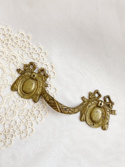 好日。戀物 【好日戀物】法國早期復古黃銅華麗雕花蝴蝶結設計把手鎖板抽屜環