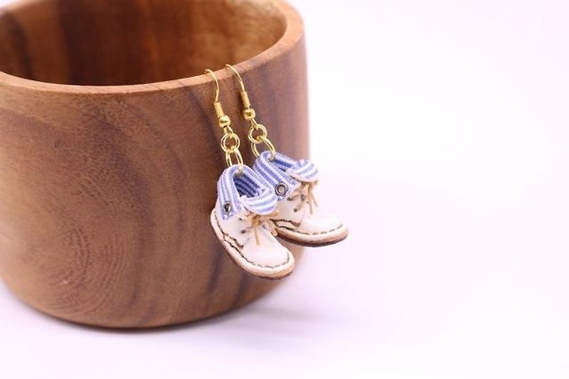 Small leather boots swaying pierced earrings | Snow white lined - สร้อยคอ - หนังแท้ 