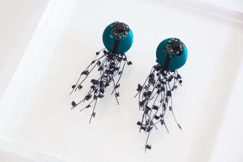 Czech beads titanium earrings - ต่างหู - เครื่องเพชรพลอย สีเขียว