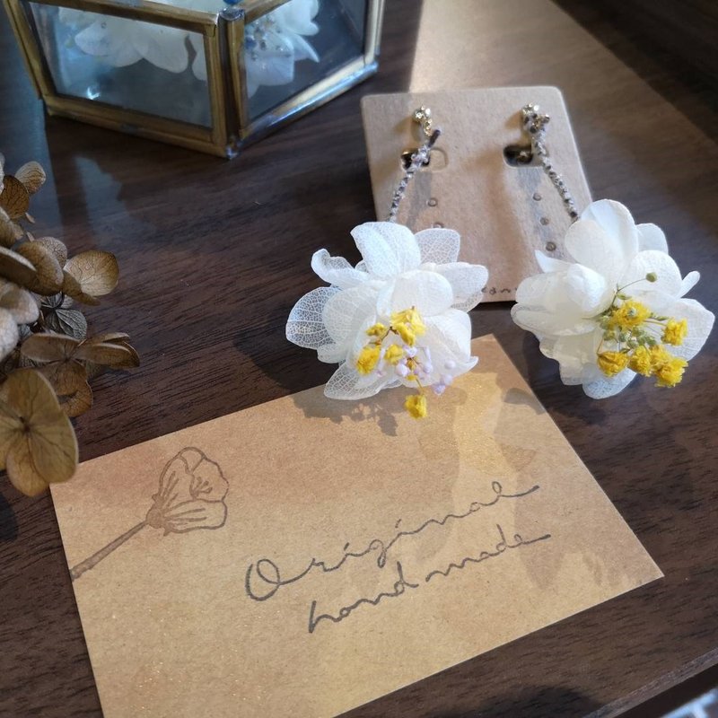 白のお花に黄色のかすみ草を合わせた、一輪の花ピアス/イヤリング - 耳環/耳夾/耳骨夾 - 植物．花 黃色
