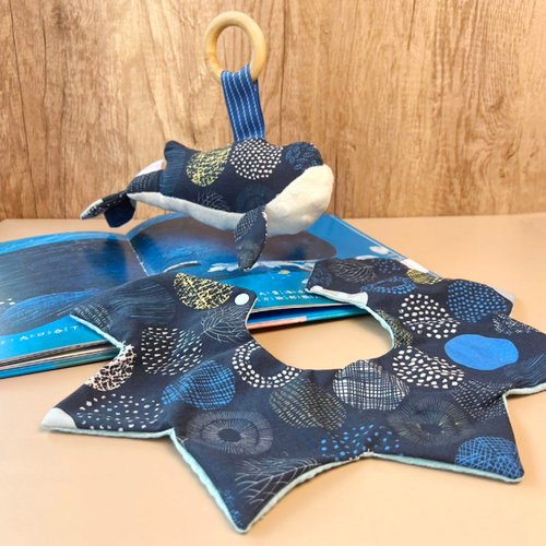 LaFiFi樂霏菲手作嬰幼兒精品&ZAKKA 彌月禮盒 蔚藍鯨魚圍兜手搖鈴二件組